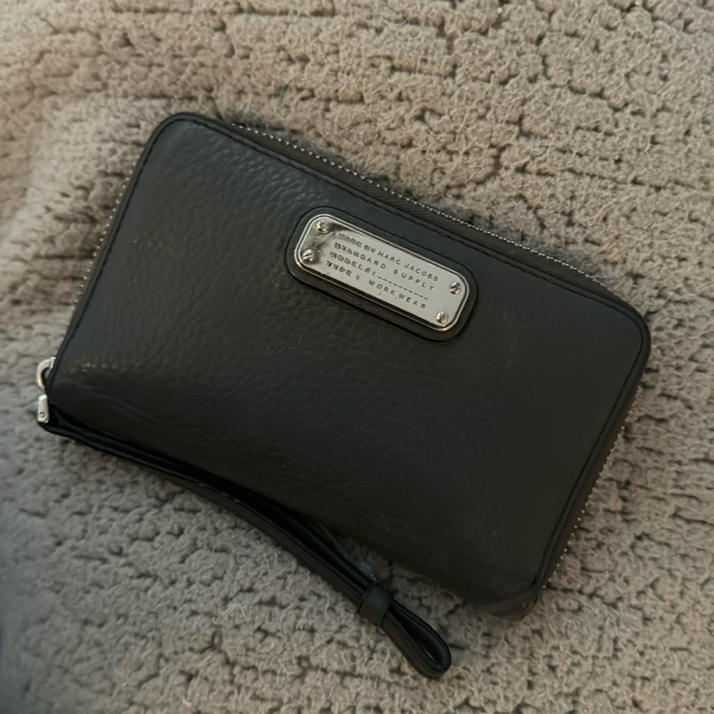 Marc Jacob’s gray zipper wallet wristlet